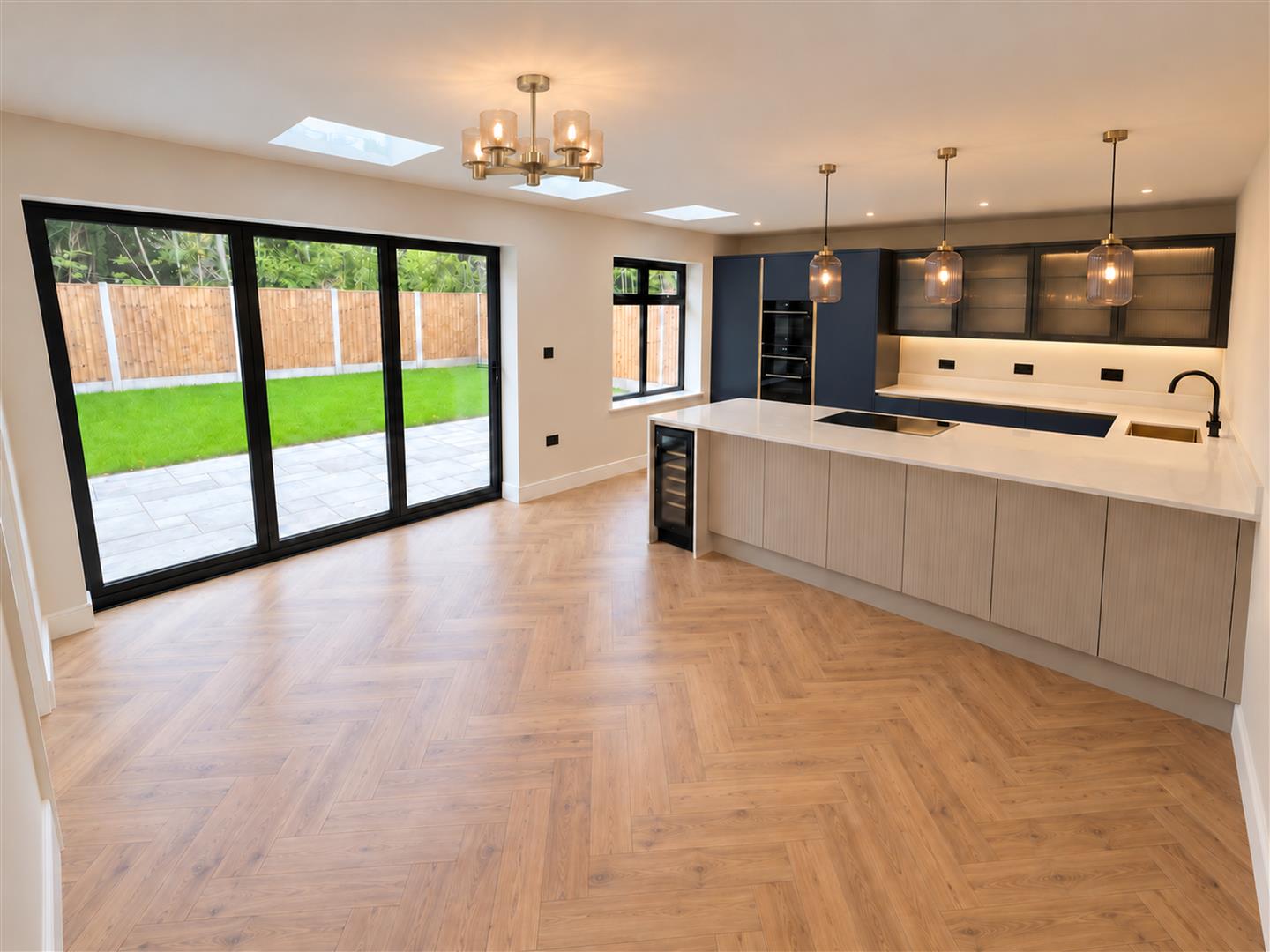 4 bed house - detached in Northwood Avenue, Ashton Under Lyne – photo 2